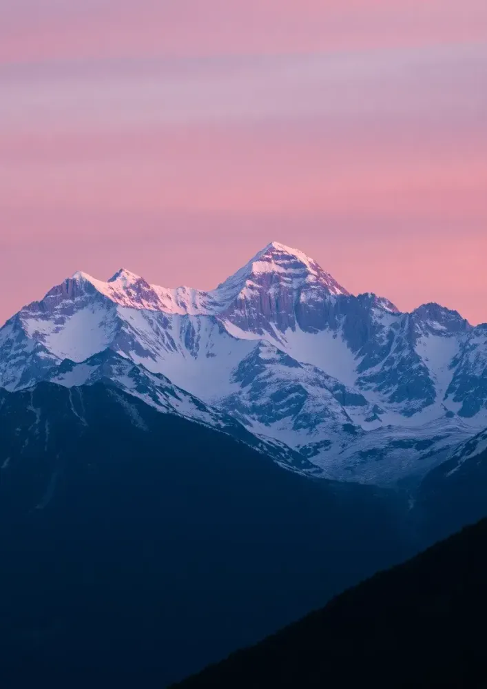 Горный хребет на закате, пики...